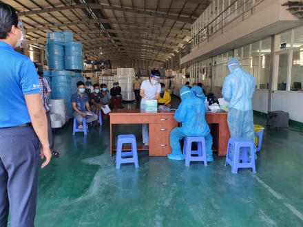 CTY An Phong thực hiện test COVID cho công nhân. Thực hiện nghiêm chỉnh an toàn sản xuất, yêu cầu về 5K của Bộ Y tế: “Khẩu trang – Khử khuẩn – Khoảng cách – Không tập trung – Khai báo y tế”.