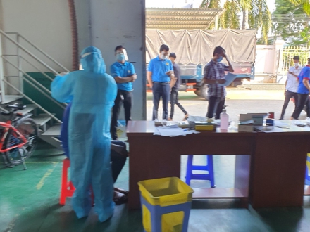 CTY An Phong thực hiện test COVID cho công nhân. Thực hiện nghiêm chỉnh an toàn sản xuất, yêu cầu về 5K của Bộ Y tế: “Khẩu trang – Khử khuẩn – Khoảng cách – Không tập trung – Khai báo y tế”.