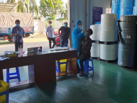 CTY An Phong thực hiện test COVID cho công nhân. Thực hiện nghiêm chỉnh an toàn sản xuất, yêu cầu về 5K của Bộ Y tế: “Khẩu trang – Khử khuẩn – Khoảng cách – Không tập trung – Khai báo y tế”.