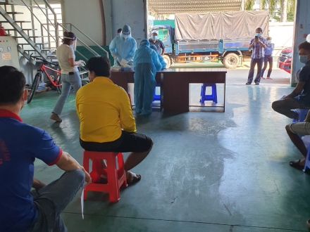 CTY An Phong thực hiện test COVID cho công nhân. Thực hiện nghiêm chỉnh an toàn sản xuất, yêu cầu về 5K của Bộ Y tế: “Khẩu trang – Khử khuẩn – Khoảng cách – Không tập trung – Khai báo y tế”.